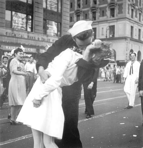 va picture removal|VA reverses plan to ban iconic WWII kiss photo from medical sites.